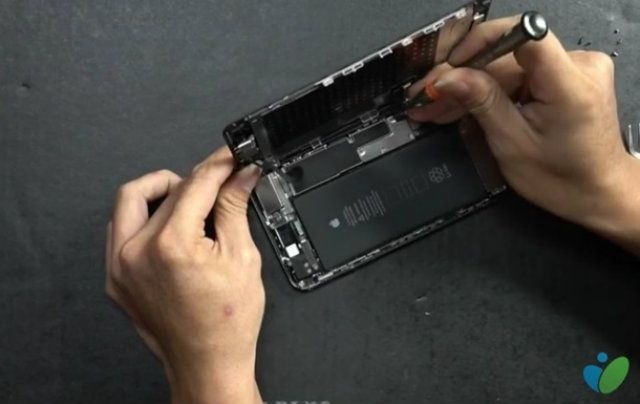 Ремонт буде дорогим: iPhone 7 Plus розкрили на відео