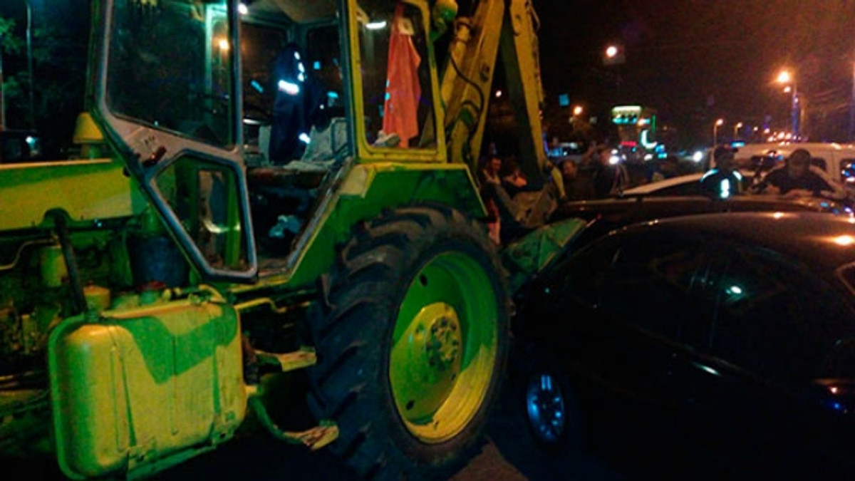 П'яний "джентельмен" на тракторі трощив іномарки на Вінниччині - фото 1