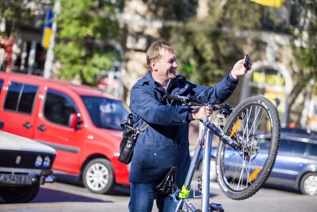 Міськрада Маріуполя пересіла на велосипеди - фото 105059