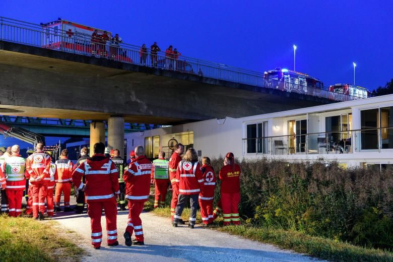 У Німеччині круїзний корабель врізався у міст: з'явилися моторошні фото