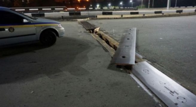 На Дніпропетровщині розійшовся міст: 10 авто пошкоджено - фото 1