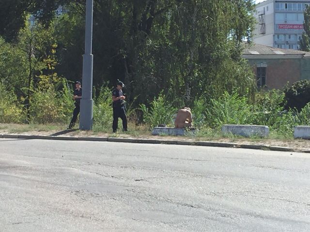 У Дніпрі водії зустрічав голий чоловік - фото 103309