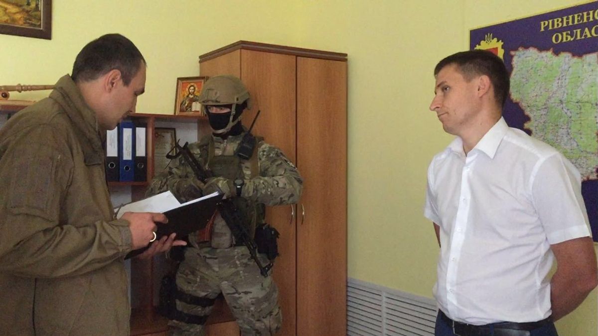 На Рівненщині затримали прокурора за видобуток бурштину - фото 1