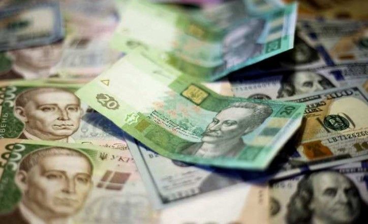 Кабмін підвищив зарплату вчителям чиновників та військових