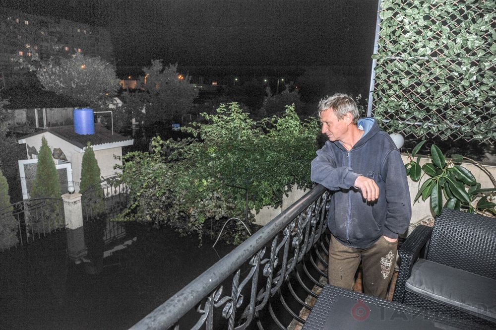 Як Саакашвілі у затопленій Одесі глибину міряв