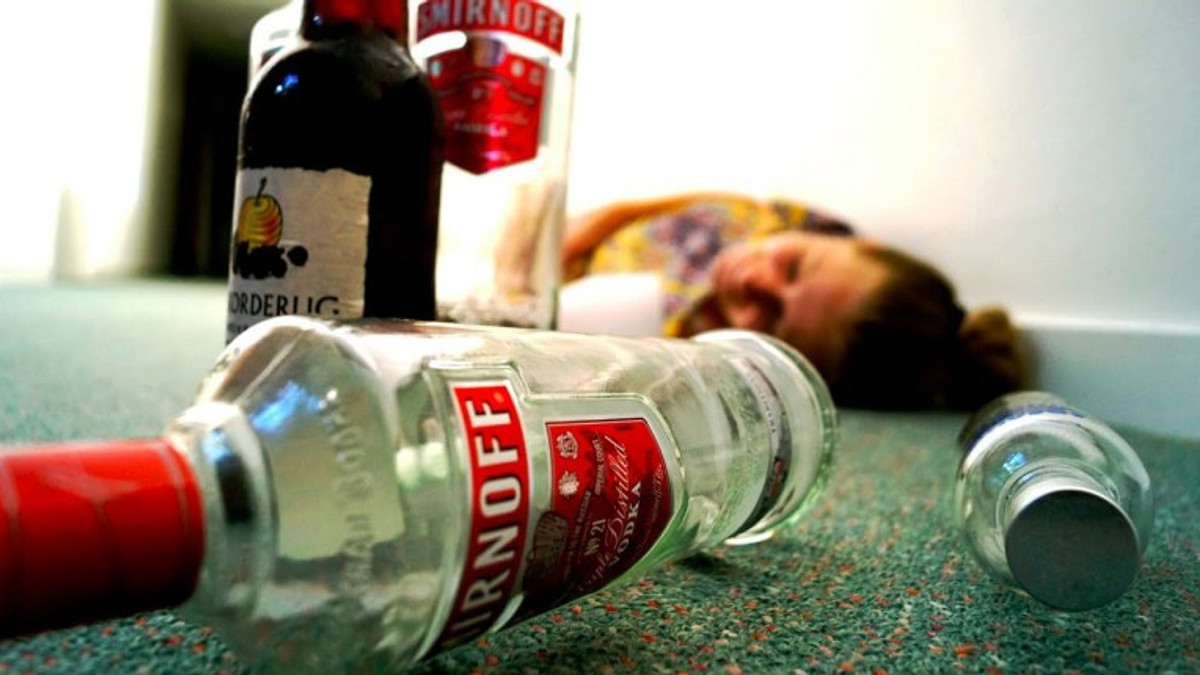 Від отруєння алкоголем померло вже 13 осіб - фото 1
