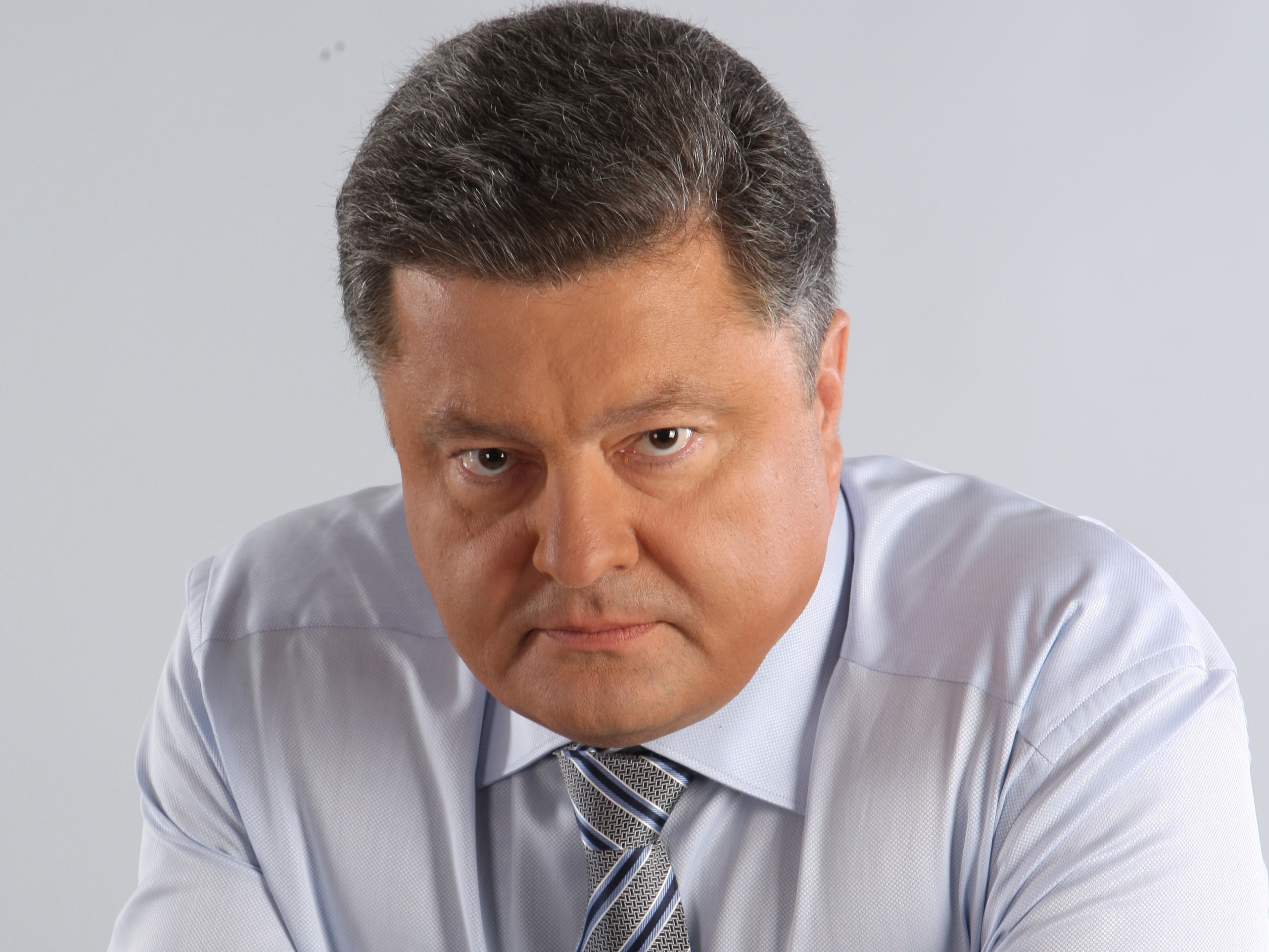 Стало відомо, скільки Порошенко заробив за серпень