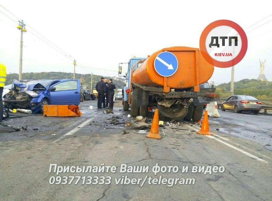 Масштабна ДТП у Києві: П'яний водій протаранив комунальників