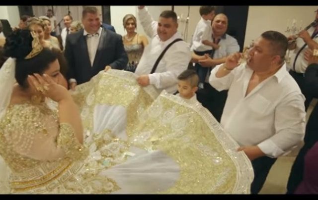 Сукня із золота: надмірно розкішне циганське весілля вразило мережу