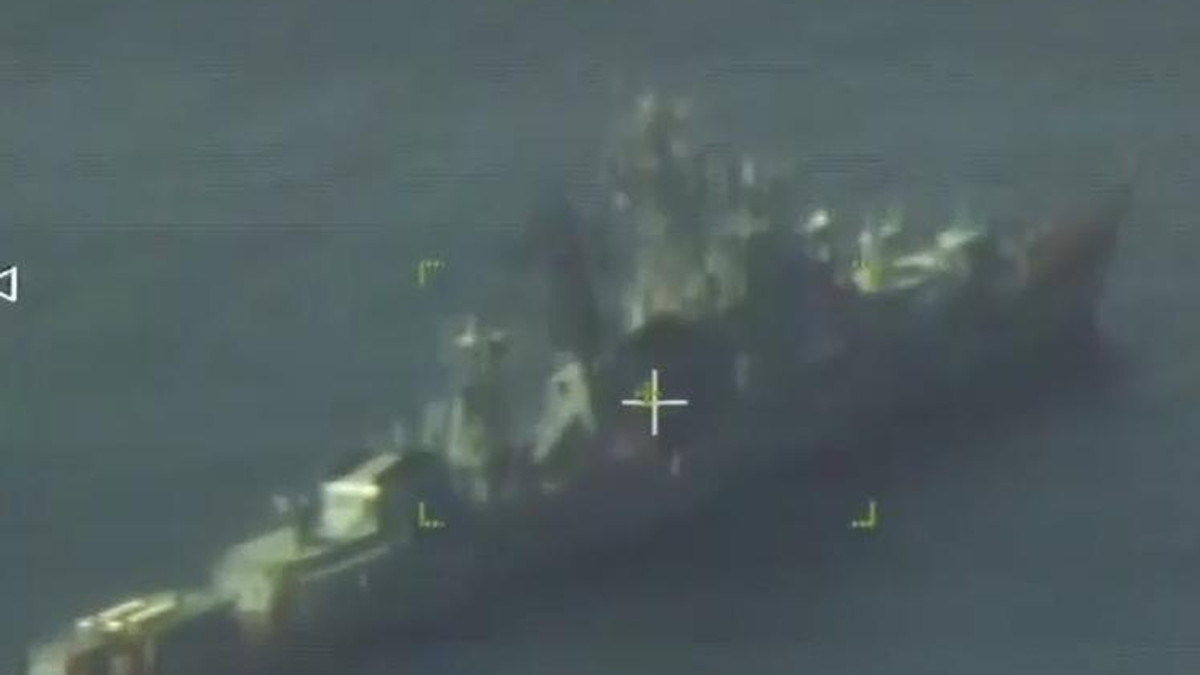 Прикордонники опублікували відео агресивних дій російських кораблів і авіації - фото 1