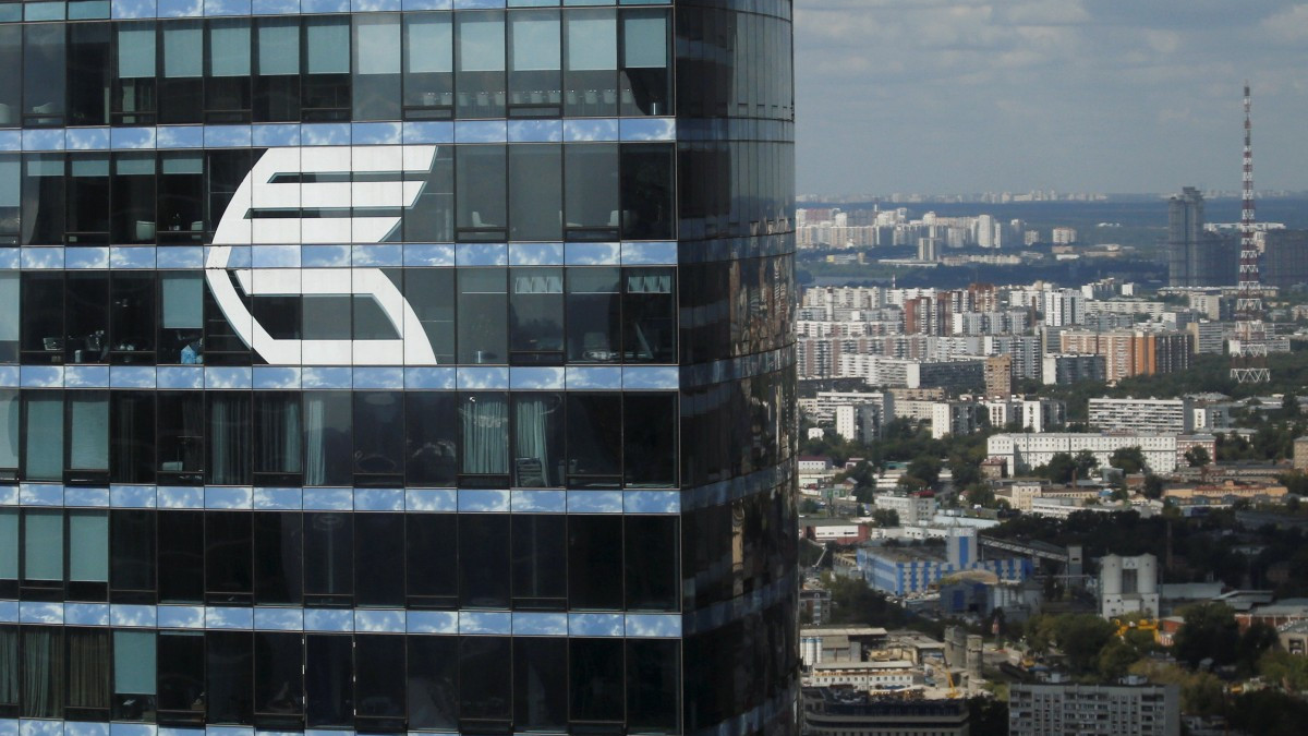 Російський банк тікає з України через санкції - фото 1