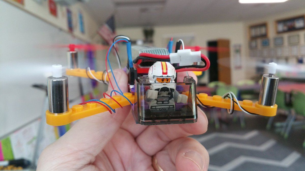 Конструктори від LEGO навчилися літати