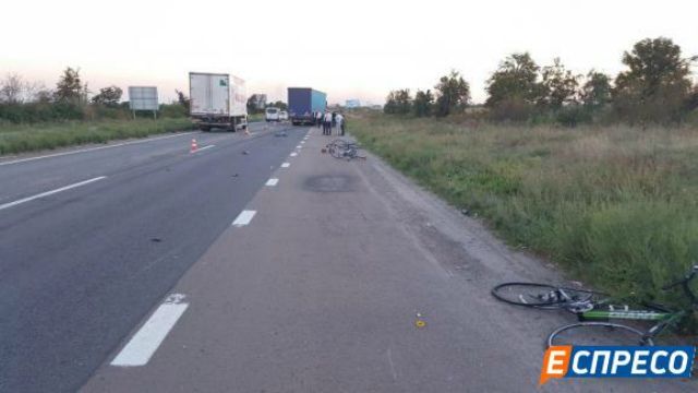 Жахлива ДТП під Києвом: вантажівка збила 9 велосипедистів
 - фото 101152