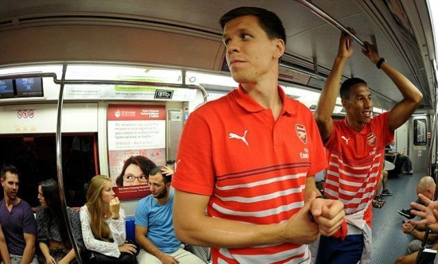 Як зірки футболу їздять у громадському транспорті- фото 104488