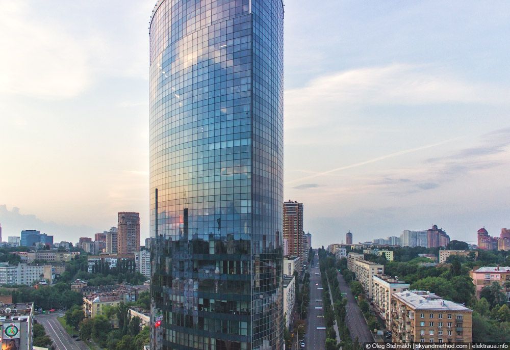 Стало відомо, кому Фірташ продає бізнес-центр у Києві