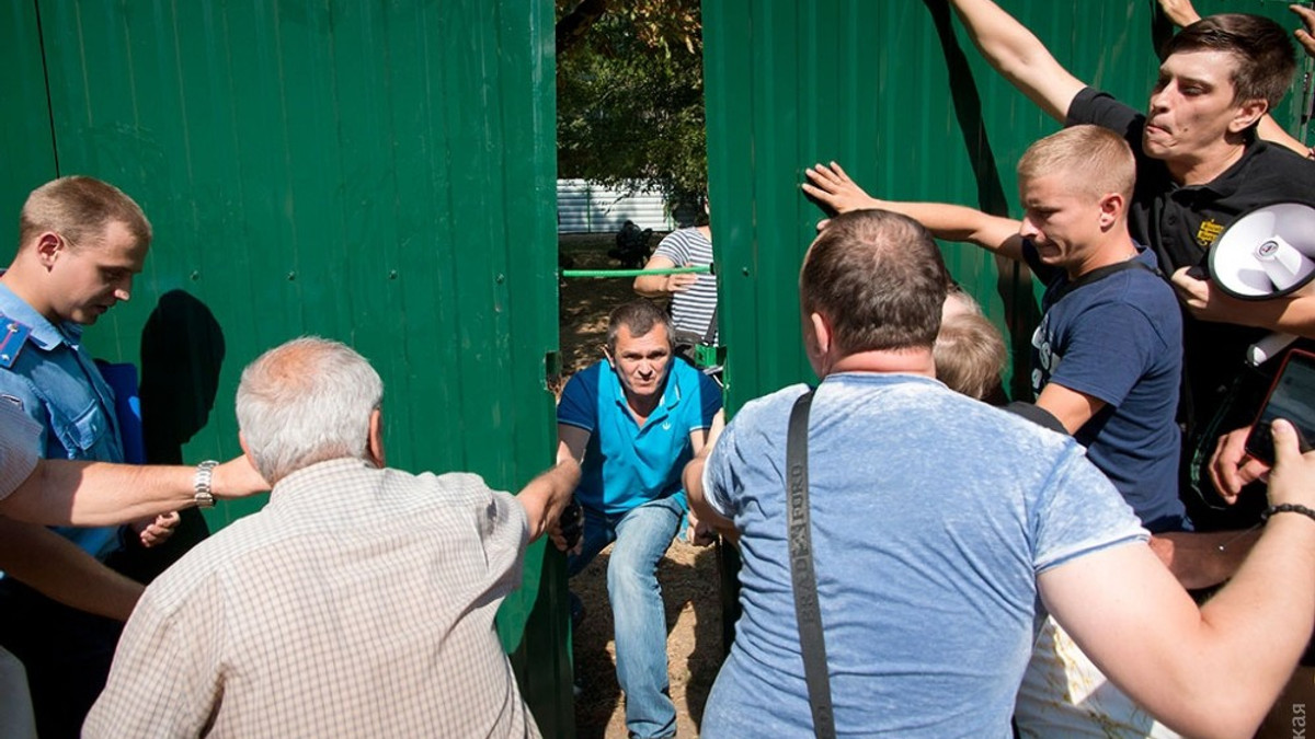 Активісти знесли паркан навколо скверу на Черемушках - фото 1