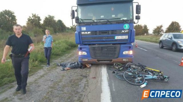 Жахлива ДТП під Києвом: вантажівка збила 9 велосипедистів