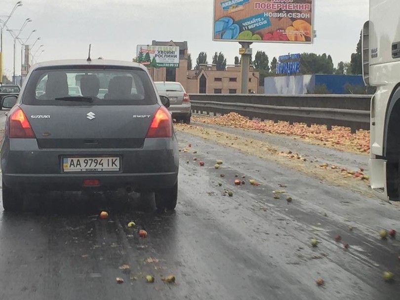 Південний міст у Києві засипало яблуками