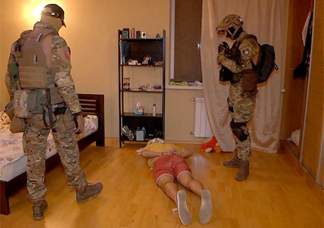 У Києві поліцейський варив та продавав наркотики