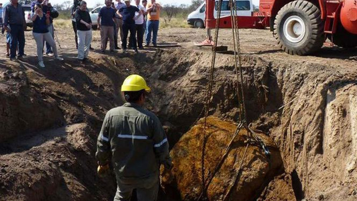 В Аргентині відкопали величезний метеорит - фото 1