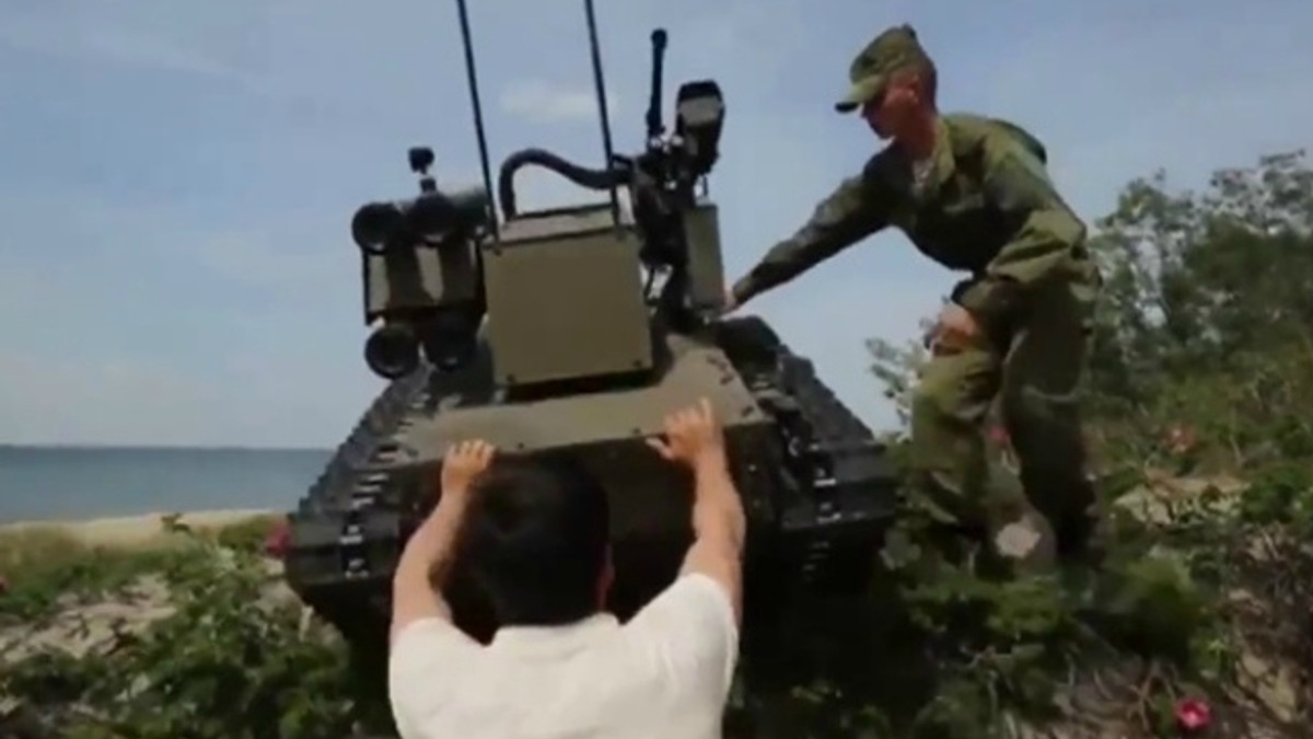 У РФ військовий робот ледь не задавив журналіста - фото 1