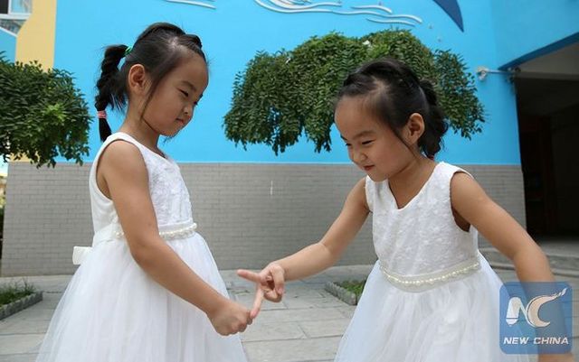 Сім пар близнюків пішли в один клас: ці фото вас зворушать - фото 101806