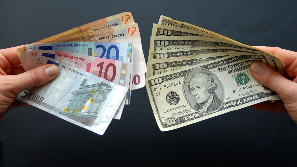 Вперше за кілька днів долар і євро подешевшали - фото 1