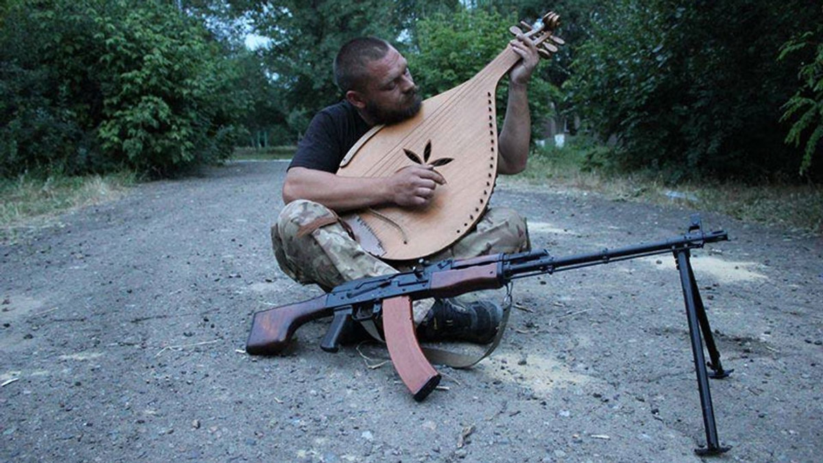 Боєць "Азову" грає на бандурі - фото 1