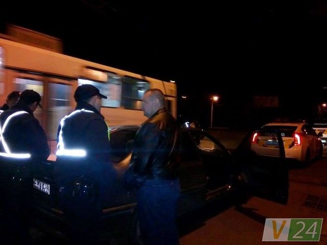 У Луцьку п'яний воєнком розбив скло авто головою: з'явилися фото- фото 106167