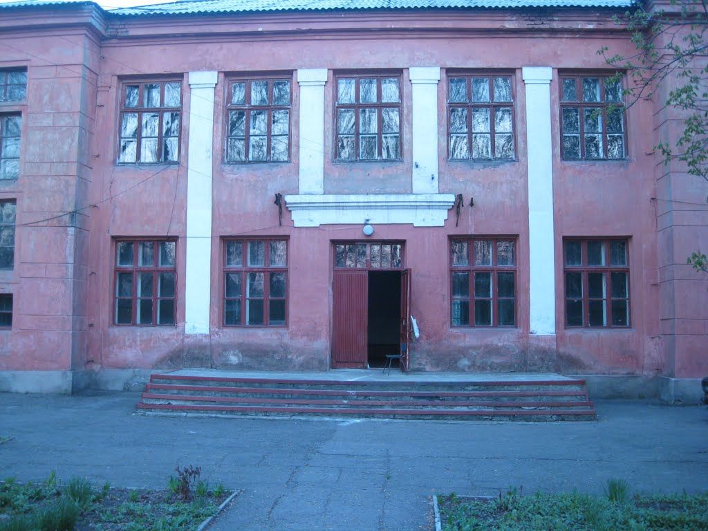 Діти в зоні АТО вчаться в "броньованій" школі - фото 1