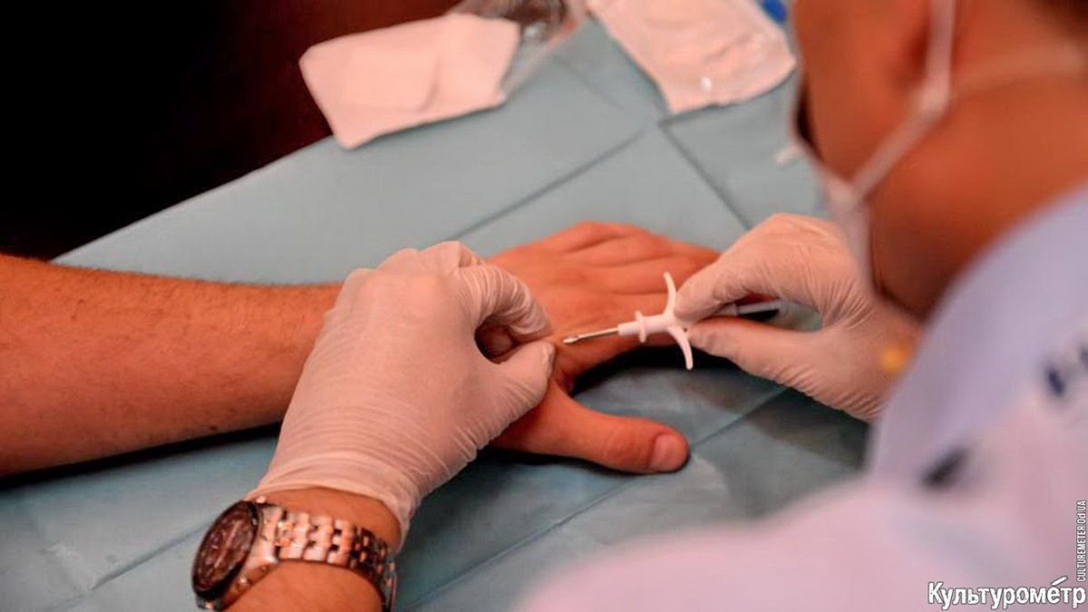 В Україні вперше людині вживили чіп