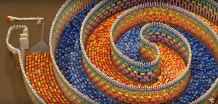 У мережі шаленіють від відео падаючої спіралі з доміно