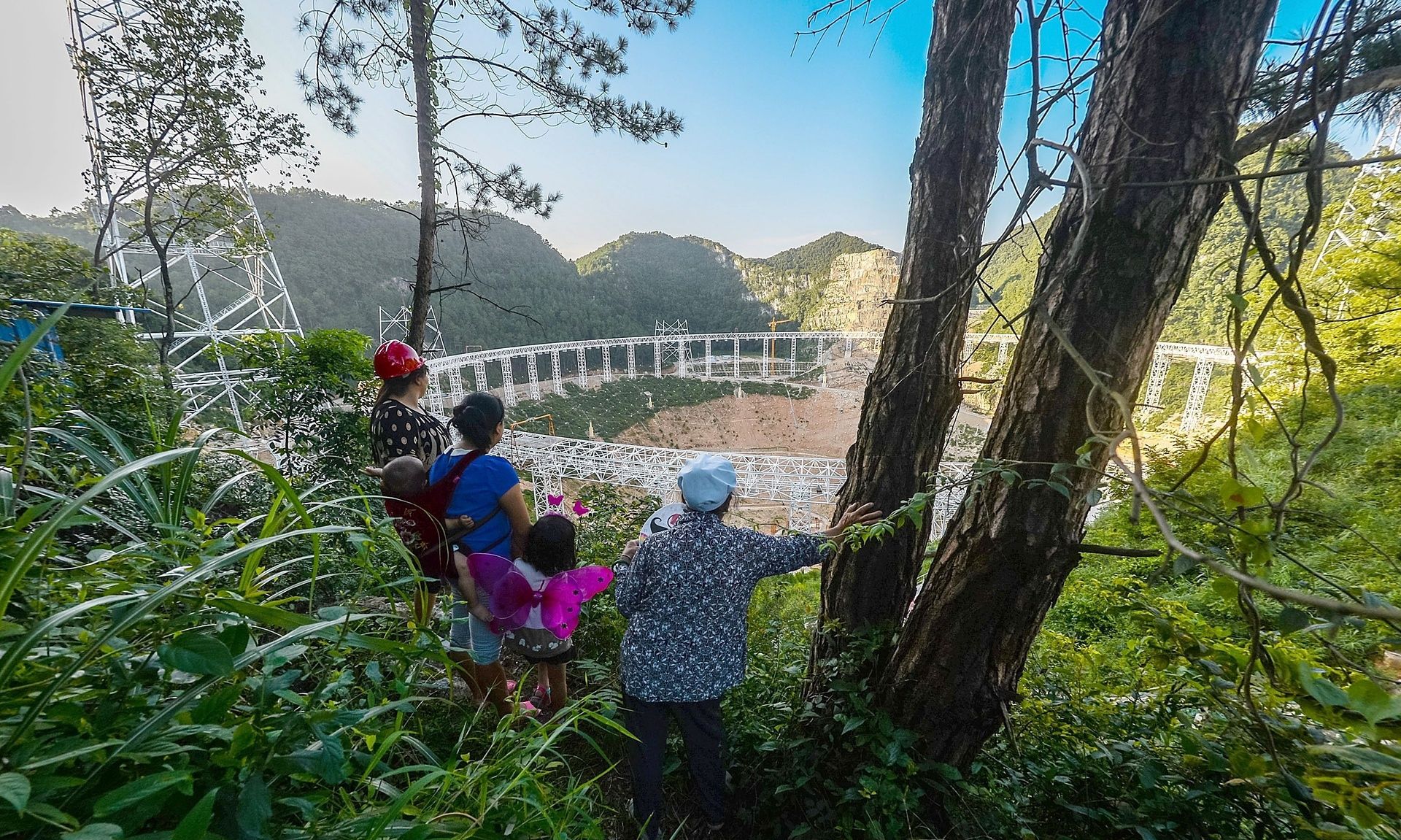 У Китаї запустили найбільший у світі радіотелескоп