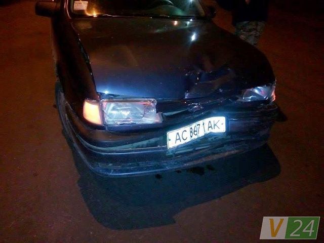 У Луцьку п'яний воєнком розбив скло авто головою: з'явилися фото- фото 106166