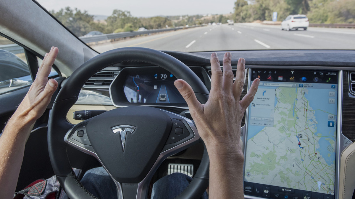 Tesla заборонили використовувати "автопілот" - фото 1