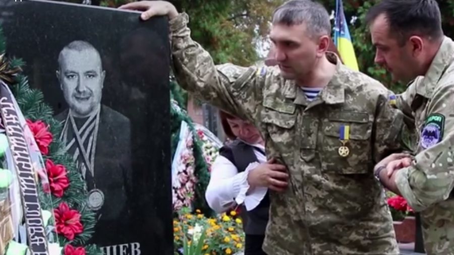 Українські військові вшанували пам'ять загиблого побратима: зворушливе відео