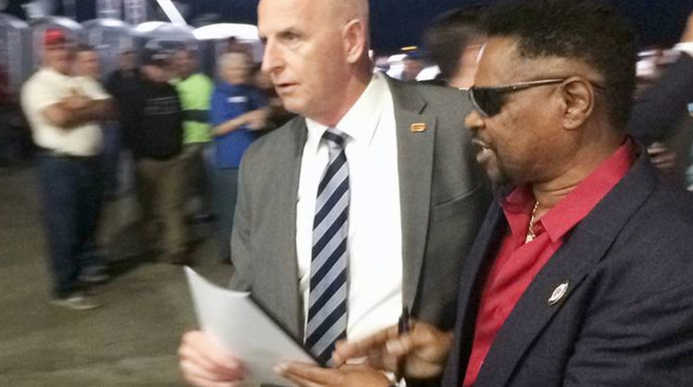 Трамп вигнав з мітингу свого чорношкірого прихильника: курйозне відео - фото 1