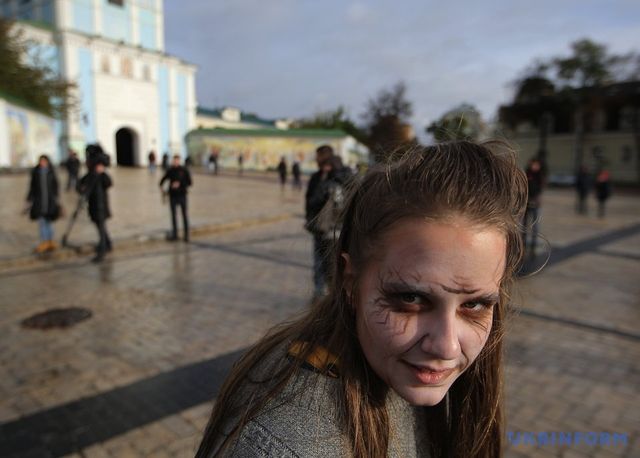 Київ заполонили страшні зомбі - фото 114675