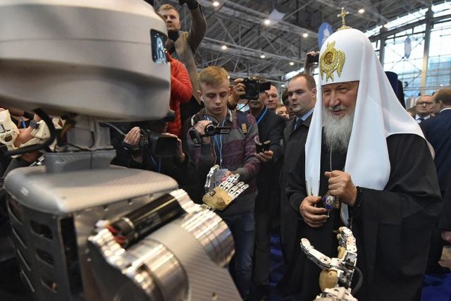 Соцмережі сміються з патріарха Кирила і робота Єви - фото 110288