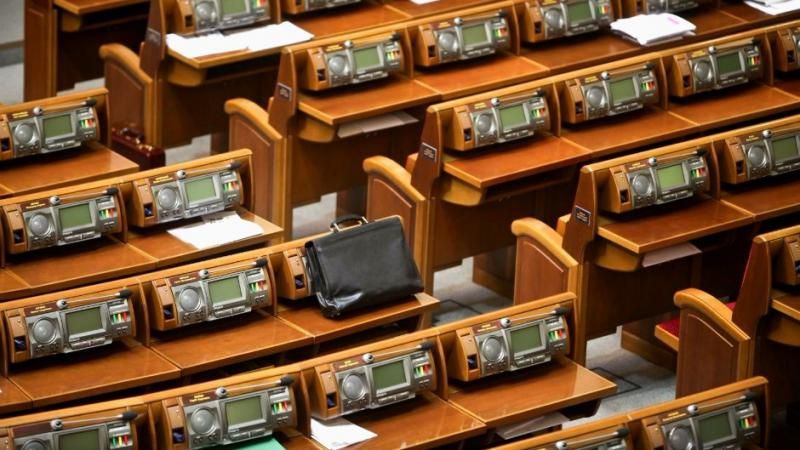 Журналісти показали, як змінилася зарплатня нардепів за 25 років