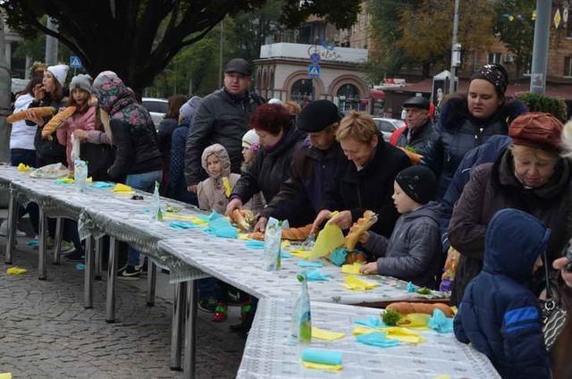 Найдовшу в Україні канапку зготували у Запоріжжі
 - фото 110733