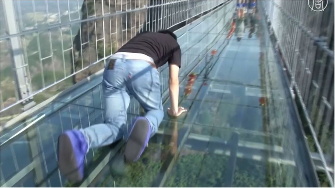 Туристи випробовують найвищий в світі скляний міст: жахаюче відео