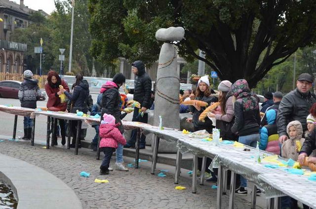 Найдовшу в Україні канапку зготували у Запоріжжі
 - фото 110732