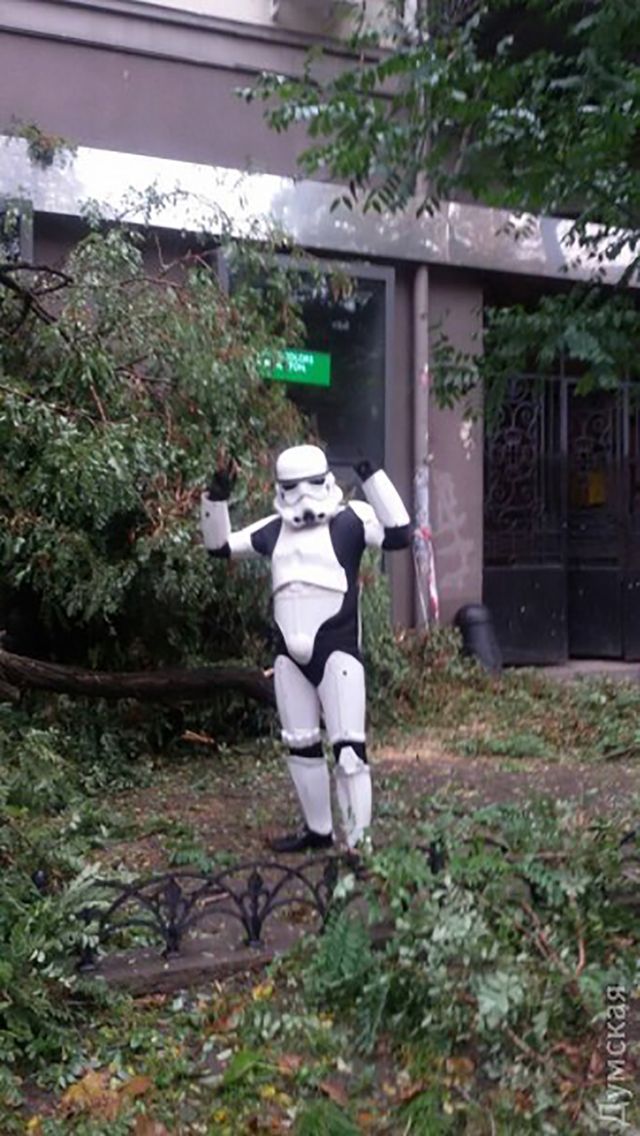 Штурмовики Дарта Вейдера рятують Одесу від наслідків шторму - фото 110171