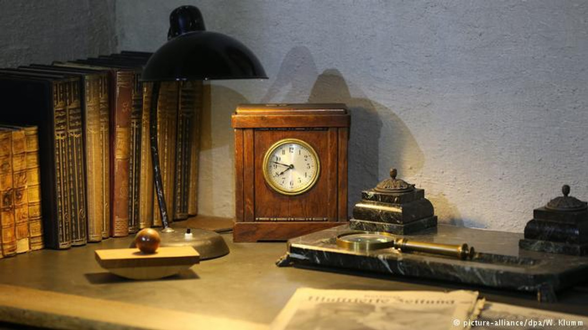 Годинник, книги та інші артефакти бункера - фото 1