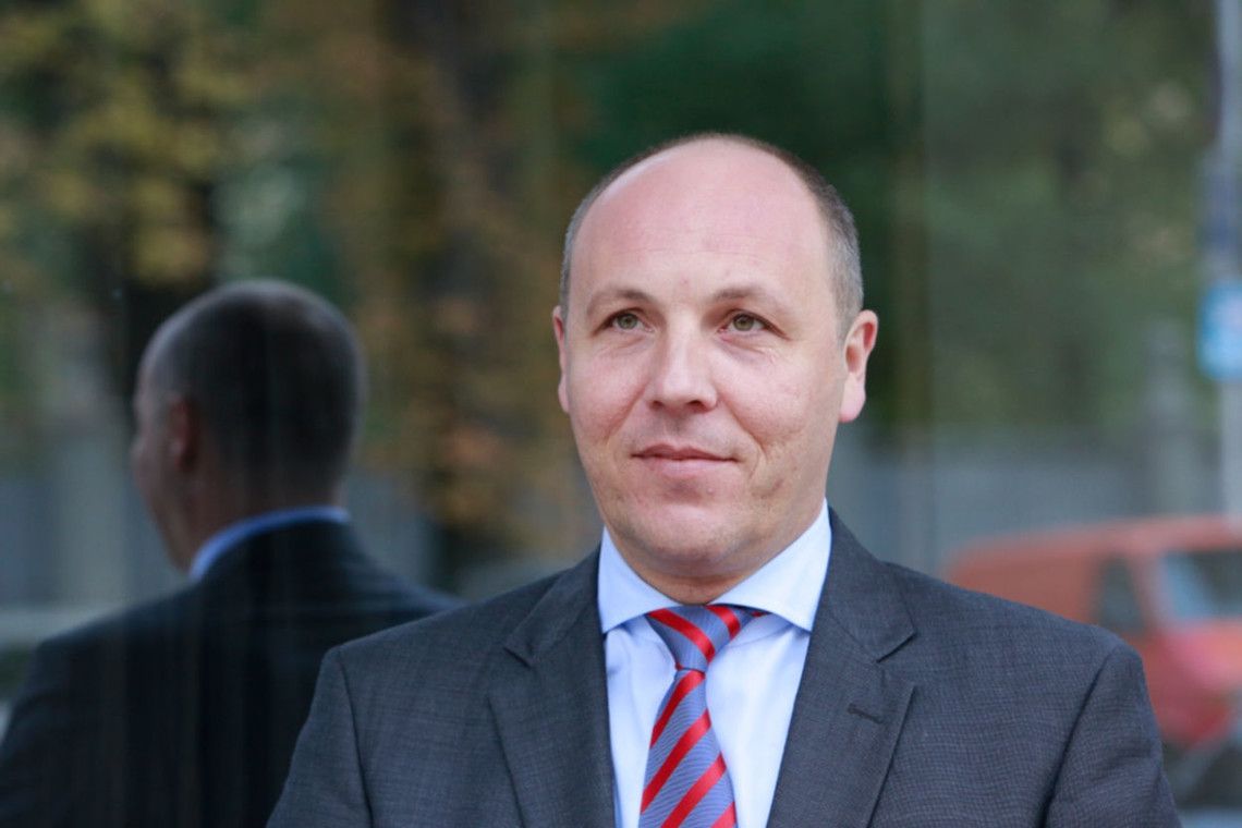 Парубій живе у готелі, маючи 5 квартир - фото 1