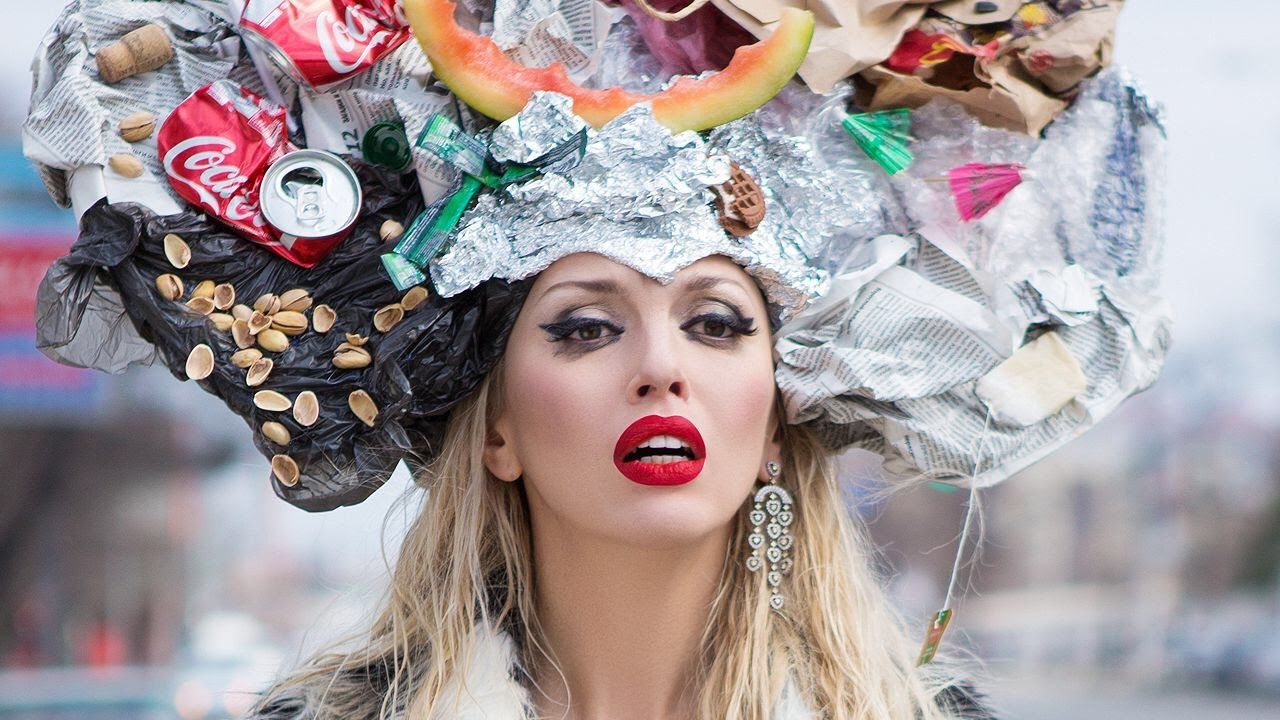 Полякова проміняла свій "кокошник" на клоунський ніс