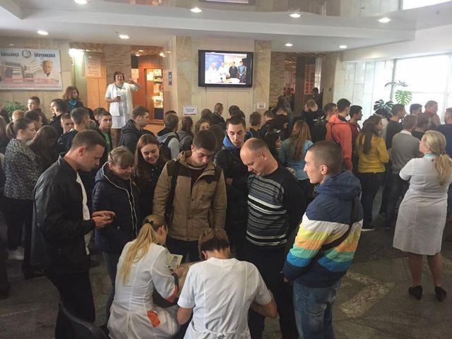 У Дніпрі люди стоять в черзі, щоб здати кров для поранених бійців - фото 109860