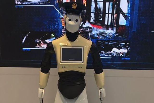Перший робот-поліцейський почне працювати у 2017 році