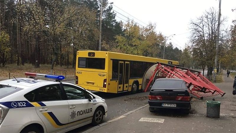 Авто збило зупинку - фото 1